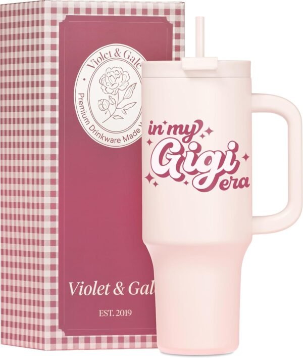 VIOLET & GALE Gigi Gifts For Grandma - Retro Collection - 40oz Insulated Tumbler with Handle, Gigis Water Bottle for Mothers Day, In My Era Cup
